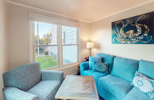 Gardiner House | Spacious home with river views, hot tub, covered porch, deck, grill, & W&D