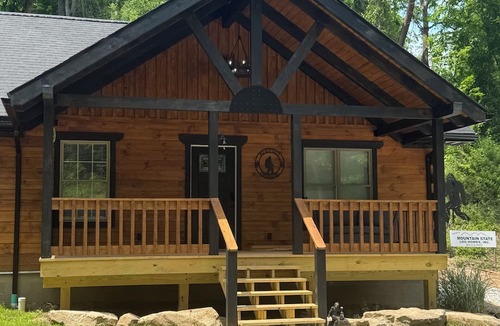 Spring Hill Cabin | Bigfoot's Crossing is an authentic log cabin about 10 minutes from Charleston.