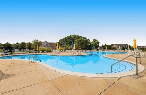 Ocean View House | 2nd-floor Bethany Bay condo with waterfront views & on-site golf/pool/tennis