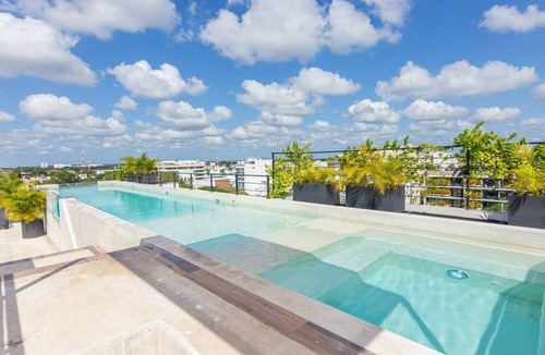 Tohoku Apartment | Luxury 1BD Condo 3 blk from 5th Ave W/PoolandParking