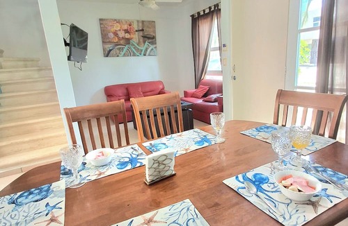 Luis Donaldo Colosio House | 3-bedroom house in amazing Playa del Carmen with WiFi, AC Pet friendly