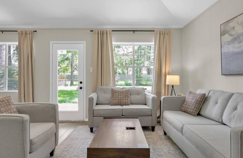 Grogan's Mill House | Pet-Friendly 3BR Near The Woodlands | Quiet Neighborhood | King Suite | Fenced Backyard
