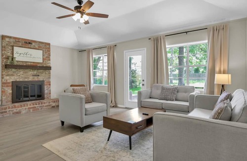 Grogan's Mill House | Pet-Friendly 3BR Near The Woodlands | Quiet Neighborhood | King Suite | Fenced Backyard