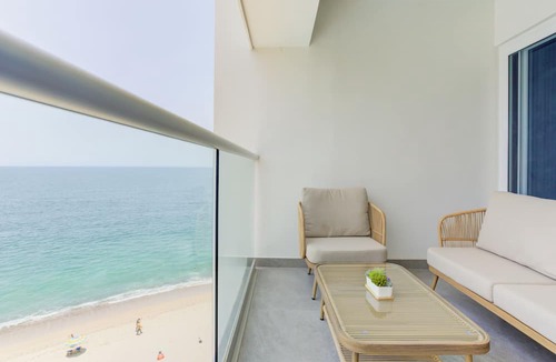 Las Glorias Apartment | Stunning Beachfront with Rooftop Pool, Gym Balcony