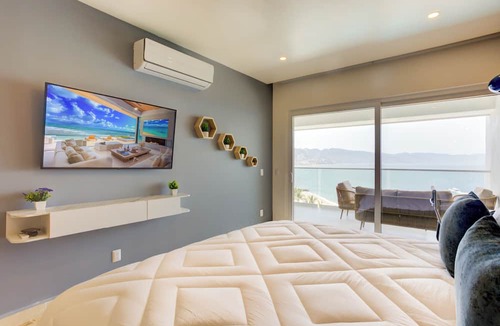 Las Glorias Apartment | Stunning Beachfront with Rooftop Pool, Gym Balcony