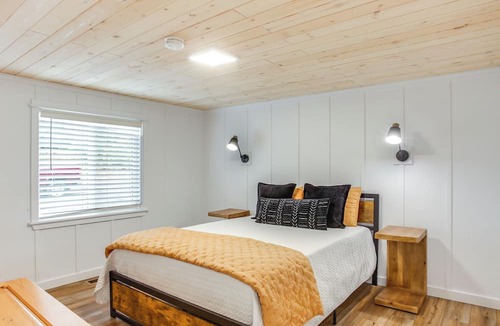 Worley Cabin | Lake Coeur d'Alene Cabin w/Boat Slip in Worley!