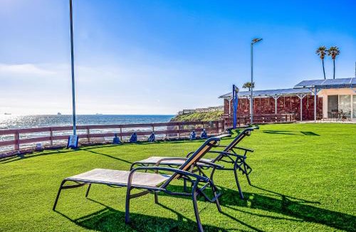 La Paloma House | Dog-friendly home 3 rows to beach with rooftop deck, pool, & kitchen