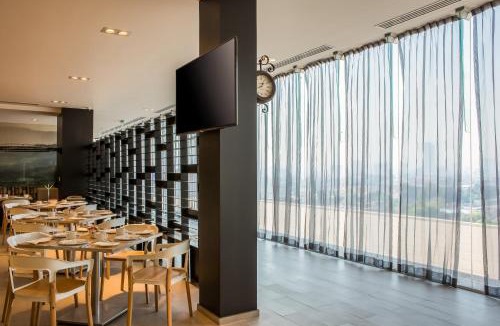 Downtown Mexico City Hotel | Fiesta Inn Express Ciudad de México Forum Buenavista