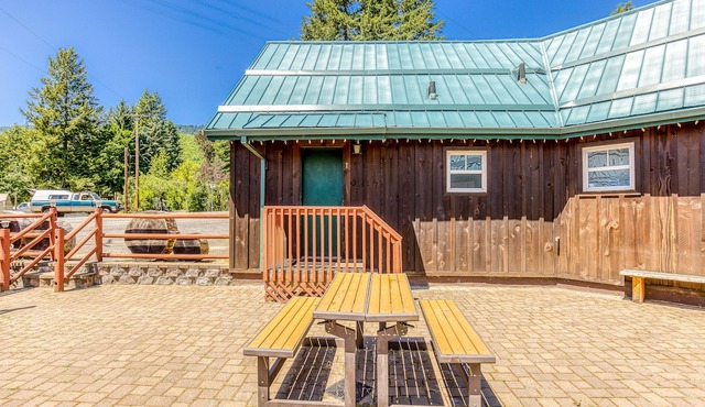 Charming dog-friendly cabin with kitchenette, patio, & close to attractions in White Salmon