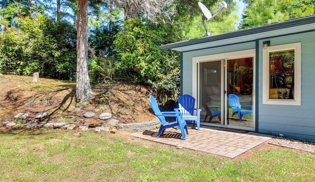 Hike to the Coast! Log Cabin on 5 Acres in Bandon in Bandon