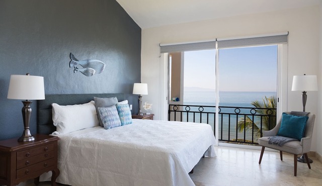 Beachfront condo in Flamingos Beach Club in Bahia de Banderas