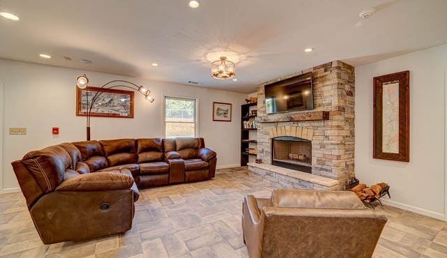 Toccoa River home with fireplace, deck, central AC, & quick access to Downtown in McCaysville