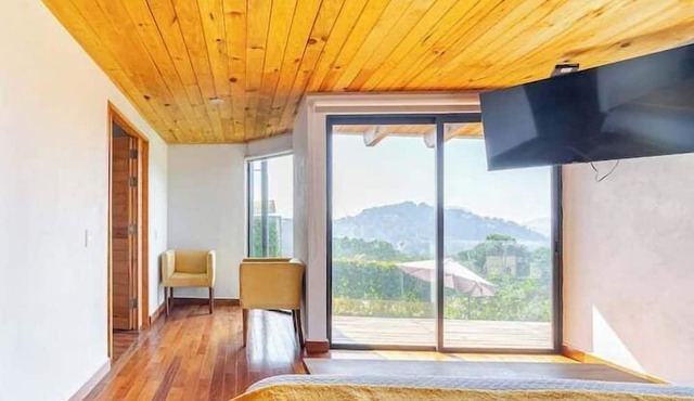 LUXO Casa Valle de Bravo con jacuzzi y espectacular Vista al Lago in Valle de Bravo