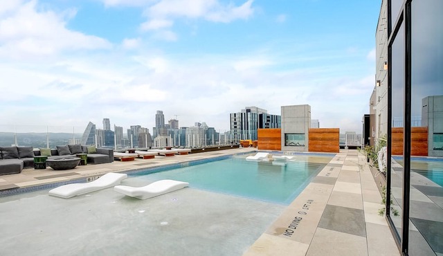 2BR Condo near Rainey St | Heated Pool | Gym | Bar in Austin