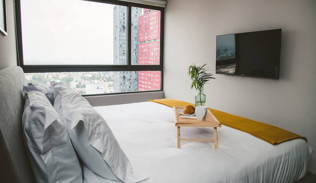Fully equipped kitchen, high speed internet, comfy king-size bed and a sofa bed. in Mexico City