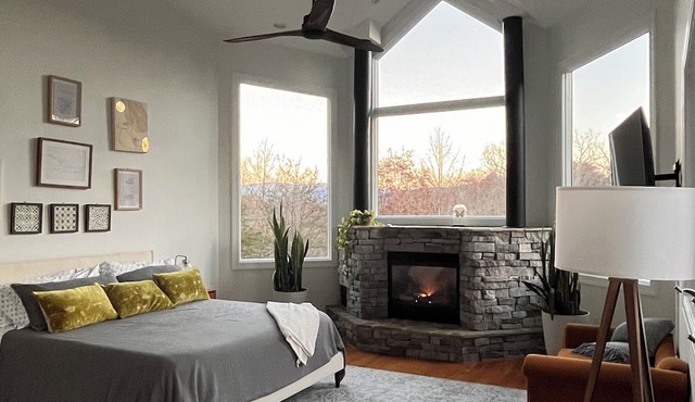 Chateau Solace: Luxury Glass Villa w/Hot Tub, Sauna, Gym & 10 Acres in Bentonville