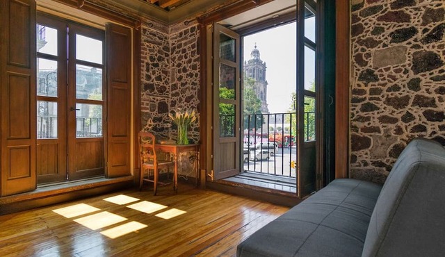 2BR historical suite w/BALCONIES TO THE CATHEDRAL. Great for families in Ciudad de México