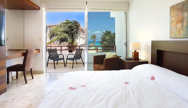 NEW LISTING! Oceanview 2 bedr condo, steps from the beach