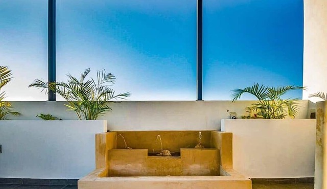 Stylish Condo - Pool + Rooftop - Walk to 5th Ave