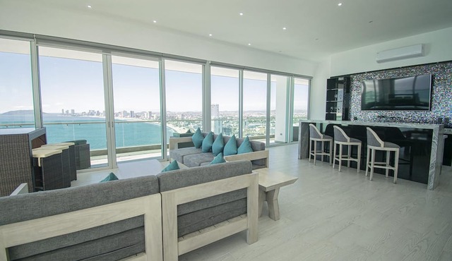Torre eMe Penthouse Oceanview Condo #1507 with Pool in Mazatlán