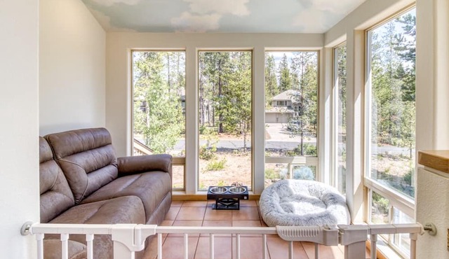 Modern Sunriver Luxury Home with Fenced Turf Pet Yard, Large Kids Room, SHARC ! in Sunriver