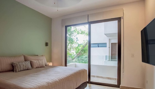 Oceanview Rooftop Pool, Gym & 1 Block to 5th Ave