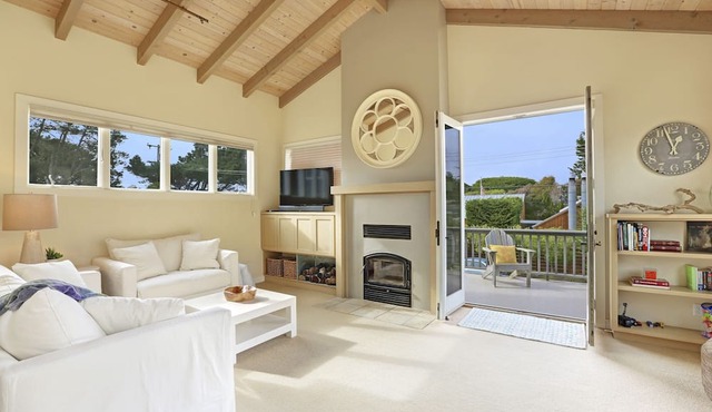 Immaculate Beach House with Great Views Of Mt Tam in Stinson Beach