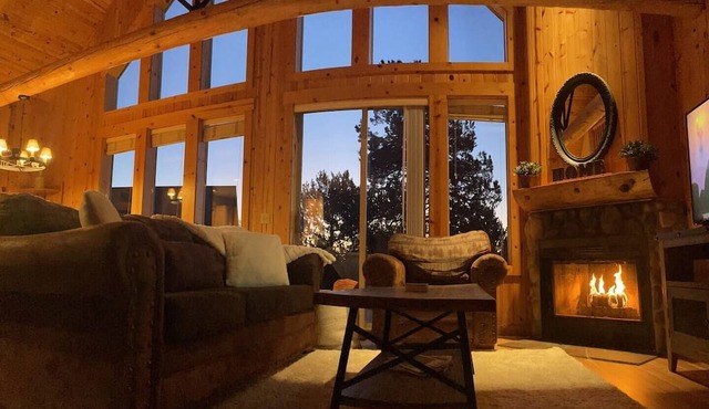 Cozy knotty pine chalet with creekside deck, BBQ, and access to pools, hot tubs, gym, golf, hiking. in Redmond