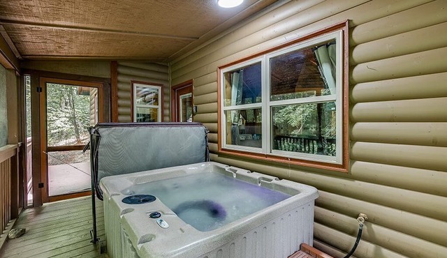 Enchantment – Romantic Cabin for Two with Indoor Spa, Jacuzzi & Fire Pit in Cleveland