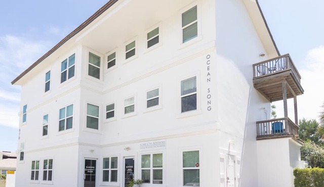 Ocean Song -Hot Tub! Snowbird specials Beach Condo with Private Pool & Elevator in St. Augustine