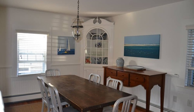 Quaint & Cozy Downtown Chatham Home, Walk to Town and Beaches in Chatham