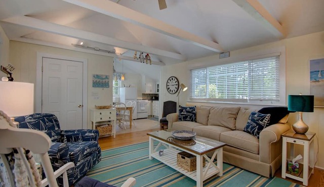 HyannisPort 2BR Cottage. Partial Ocean View! Short footpath to 2 sandy Beaches! in Hyannisport