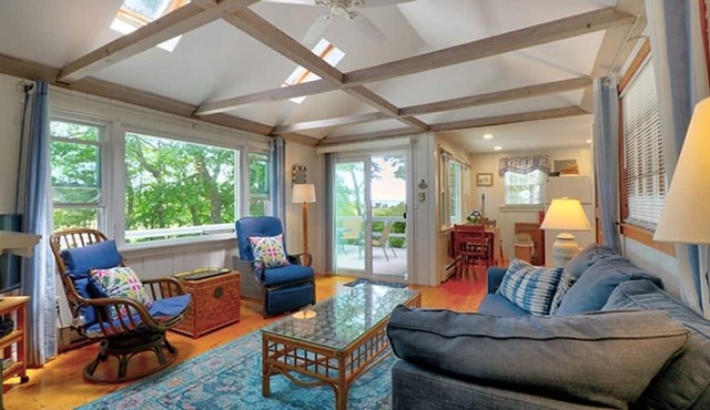 HyannisPort Cottage w/King Bed. Ocean View! Short Walk on footpath to 2 Beaches in Hyannis
