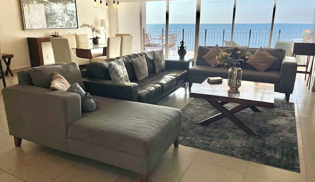 17th-Floor Beachfront Grand Venetian Condo ☆Panoramic Bay Views & Infinity Pools in Puerto Vallarta