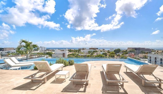 Oceanview Rooftop Pool, Gym, 5 Blocks to the sand
