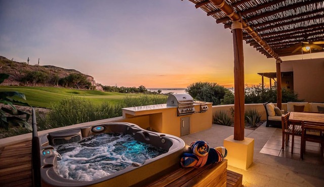 Stunning Golf Front Villa with Jacuzzi & Sunset Views in Puerta Cortés | 26C in La Paz