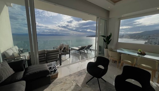 Beachfront Luxury Penthouse in Mar Azul in Bucerias | Sleeps 8 | 4BR/3BA 🌊 Stay in style at this brand-new beachfront penthouse in Bucerías! Featuring 4 bedrooms, 3 full baths, and 9 beds, it comfortably sleeps up to 8 guests. Enjoy high ceil in Bucerías