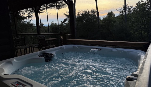 Blue Ridge Shadows Lodge: Escape to the serene Blue Ridge Mountains in Morganton