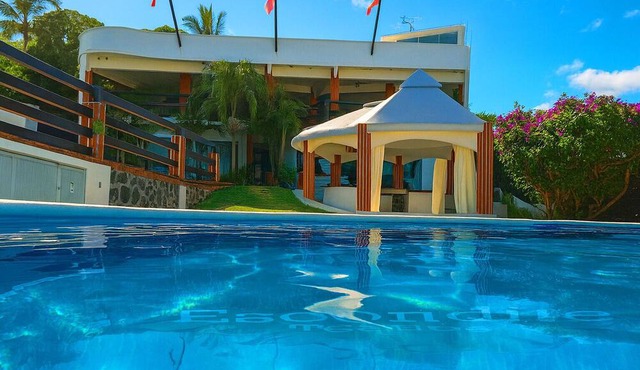 Escondite Teques / Alberca climatizada, diversión y espacio para grupos in Tequesquitengo