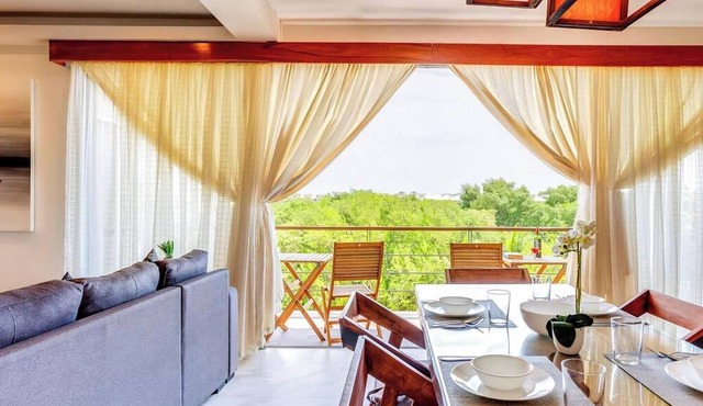 Beachside retreat w/rooftop pool & BBQ