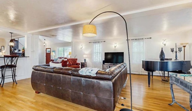 Charming home with open layout, deck, grill, AC, W/D, & yard in Osterville