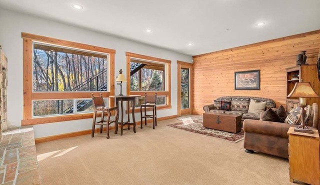 SUN RIDGE - 6 BD, VIEWS, POOL TABLE, HOT TUB in Sundance