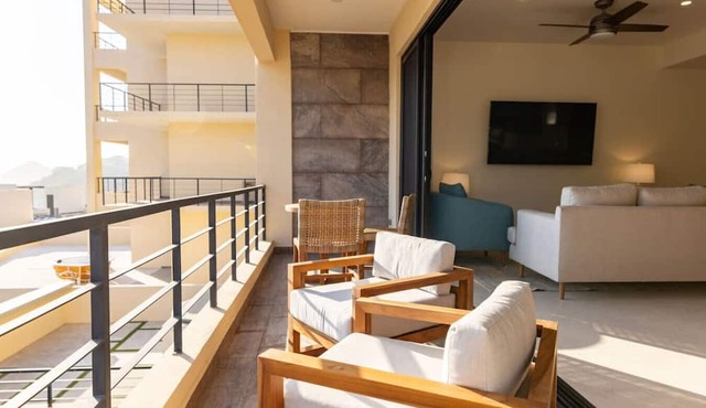3BR Condo: Partial Sea View, Pool & Jacuzzi in Cabo San Lucas