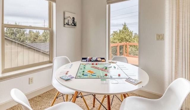Sleeps 18, Hot Tub, Arcade, 3 Living Areas in Redmond