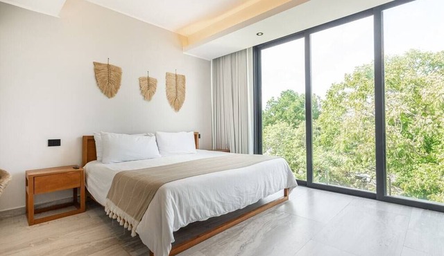 Luxury 2BD Condo 3 blk from 5th Ave W/PoolandParking in Playa del Carmen