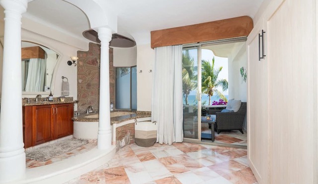 Ocean Front Penthouse, Pool, Sleeps 6 people in Bucerías
