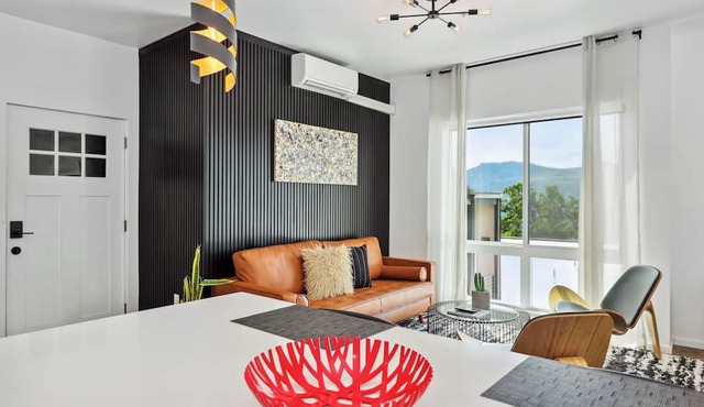 Penthouse deluxe studio, Mt Hood views, downtown White Salmon, suite 12 in White Salmon