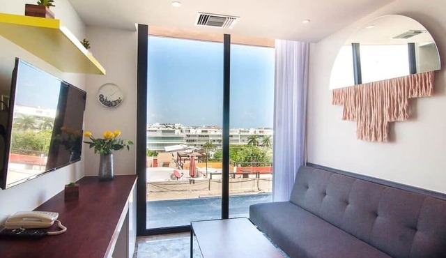 1 Block to Beach, Oceanview Rooftop Pools & Lounge in Playa del Carmen