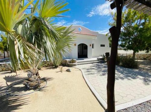 Gated House w Private Pool, Short Walk to Beach in Las Palmas
