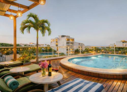 Quiet Evenings, 1BR 2BR Suites, Pool, Kitchen WiFi AC, Beach & 5th Ave 10 Min, Supermarket 15 Min in Playa del Carmen